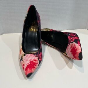 GUESS Womens Floral Padded Neodan Pointed Toe shoes.